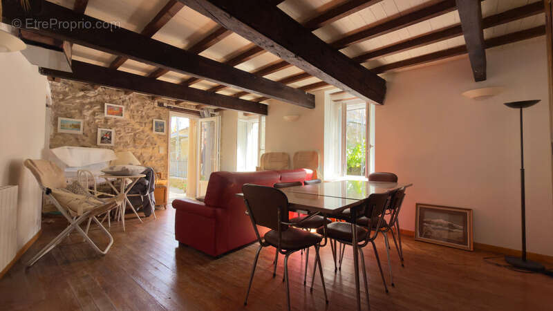 SOUS COMPROMIS - Maison de village avec jardinet et parking - Saint Trinit - photo 2