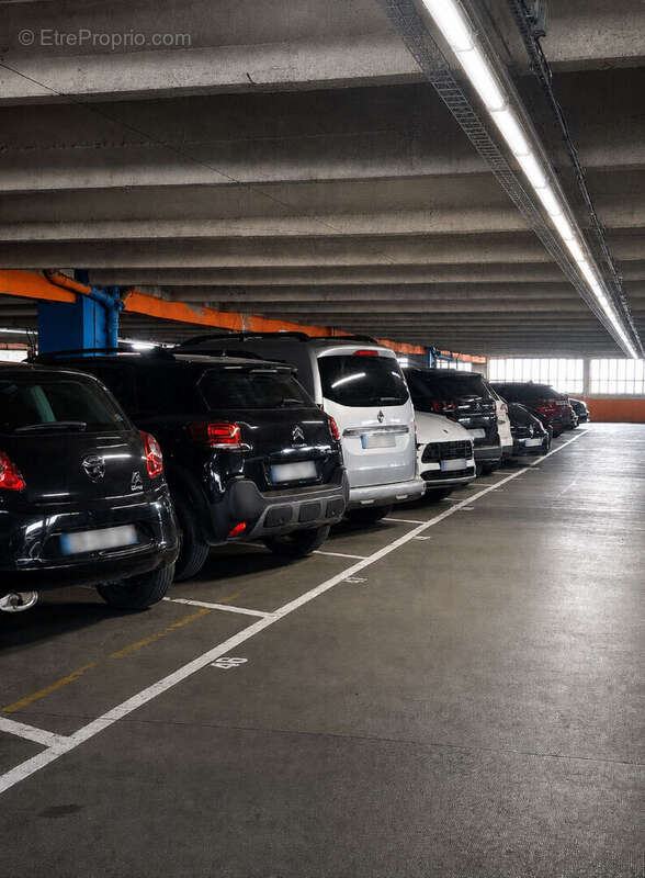 Parking à PARIS-17E