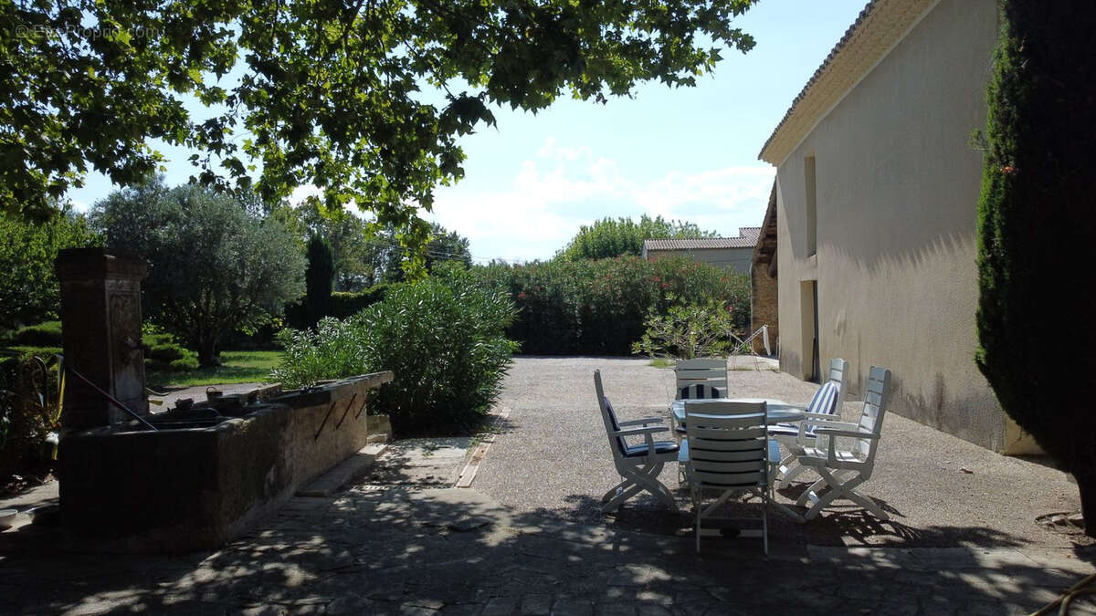 Mas provençal de caractère avec vaste jardin, dépendances et potentiel exceptionnel - photo 3