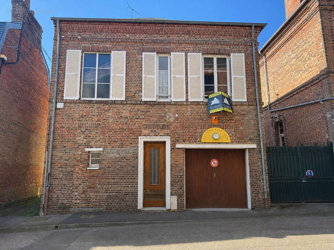 Maison d’habitation à vendre comprenant : Au rez-de-chaussée : une entrée, une chambre d'amis/bureau, wc avec - photo 8