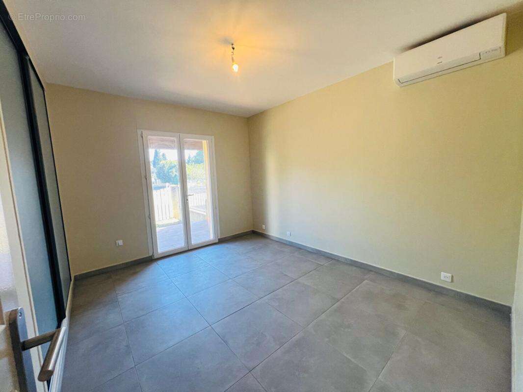 Maison à SAINT-MITRE-LES-REMPARTS