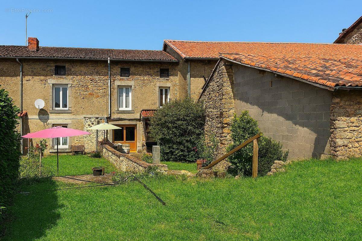 Maison à LES SALLES-LAVAUGUYON