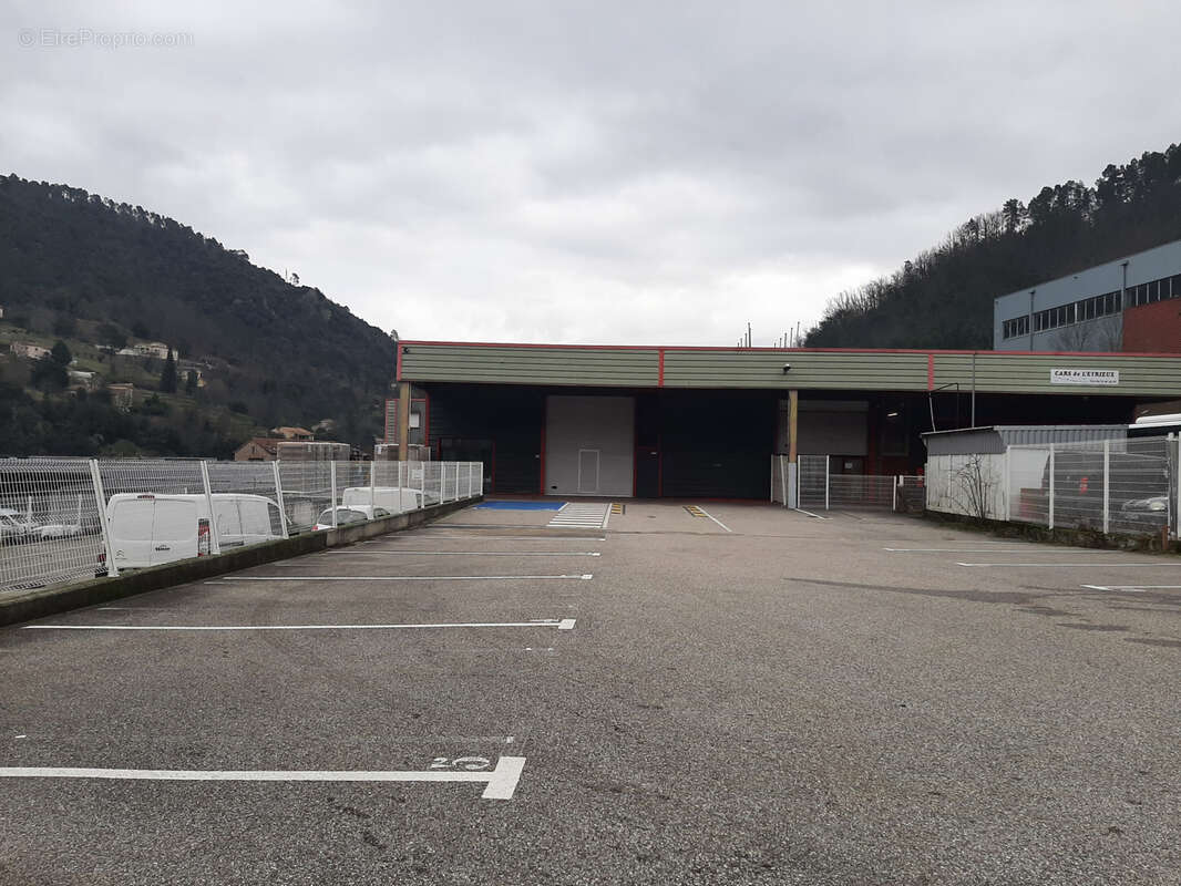 Commerce à SAINT-SAUVEUR-DE-MONTAGUT