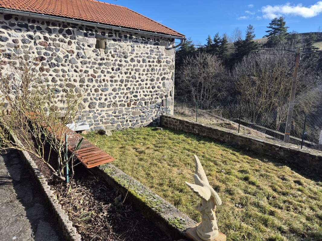 Maison de plain pied de 88m²+ dépendances et petit terrain. - photo 7