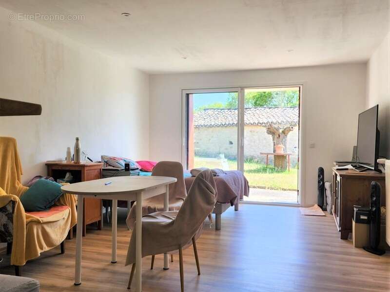 Maison de plain pied à rénover en partie - 3 pièces - avec jardin et dépendances - à MONTAIGU DE QUERCY (82) - photo 8