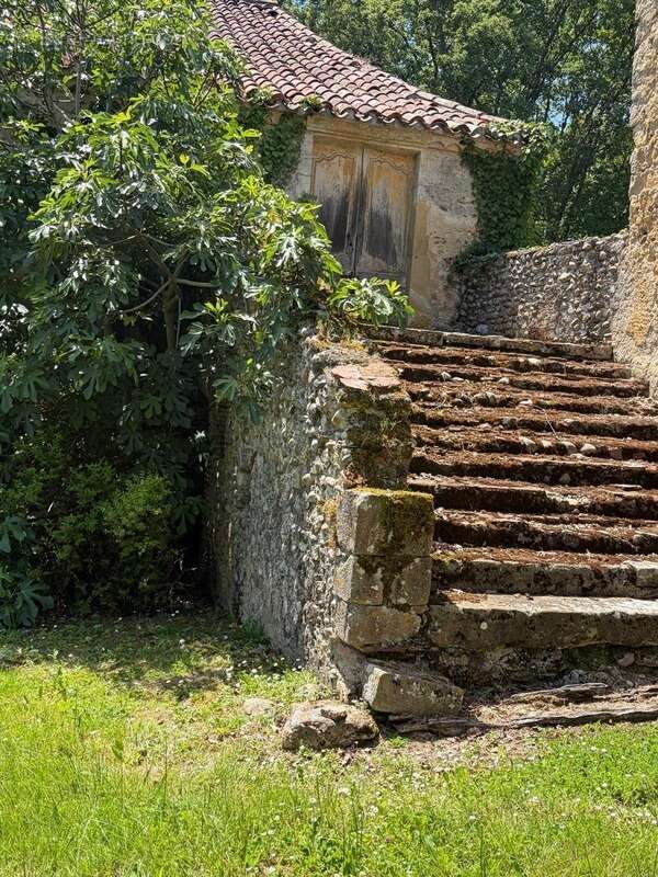 Gers(32), TRES BEAU CHATEAU DE FAMILLE 45HA avec dependances, un peu caché, en position dominante, une belle histoire - photo 12