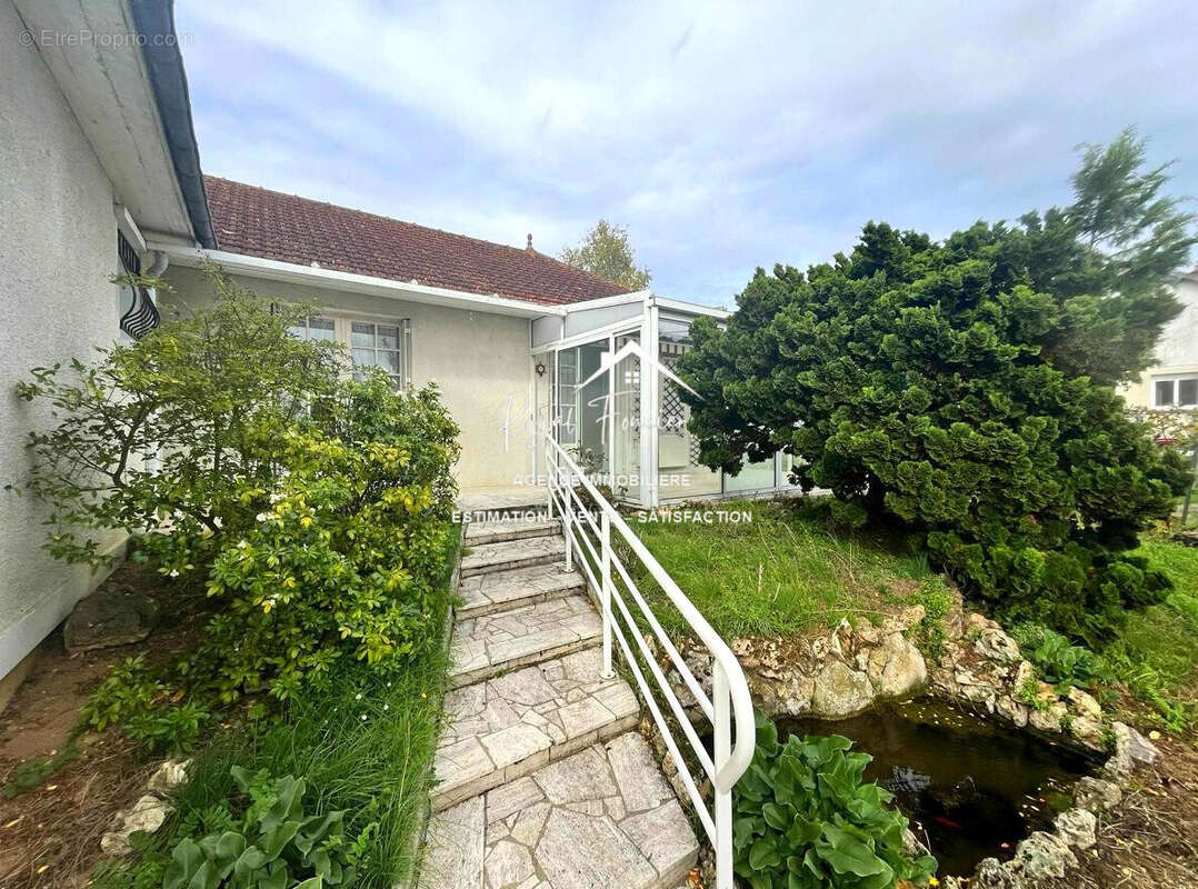 Accès à la véranda  - Maison à LES ORMES