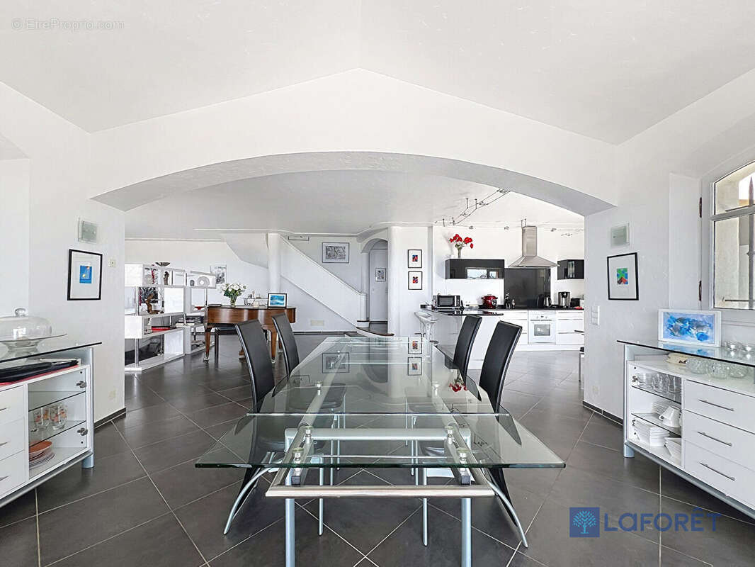 Appartement à CHATEAUNEUF-GRASSE