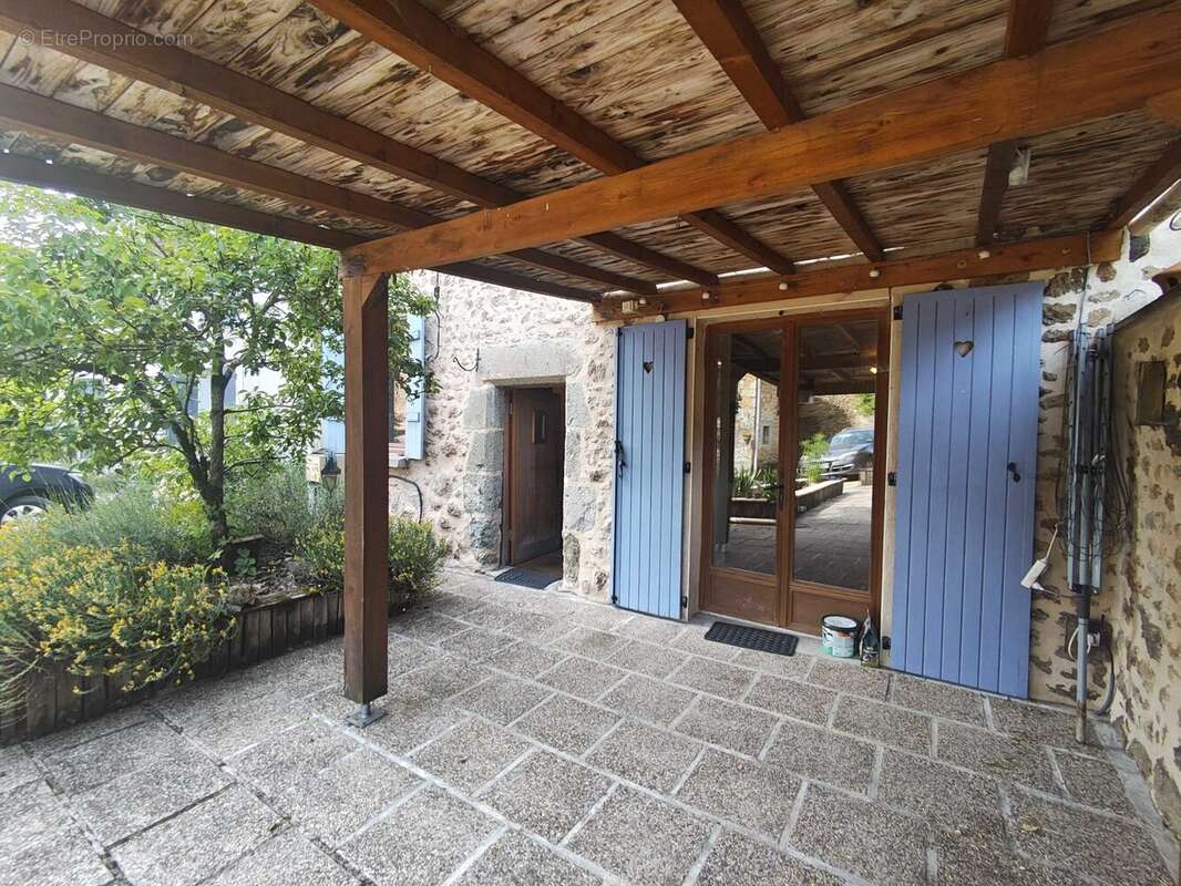 Maison 143 m² à Massignac  - photo 2