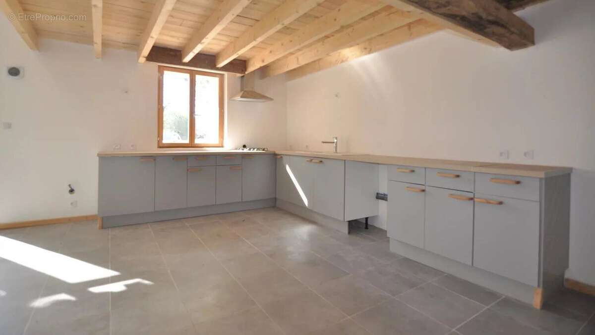 Maison à VILLEBOIS-LAVALETTE