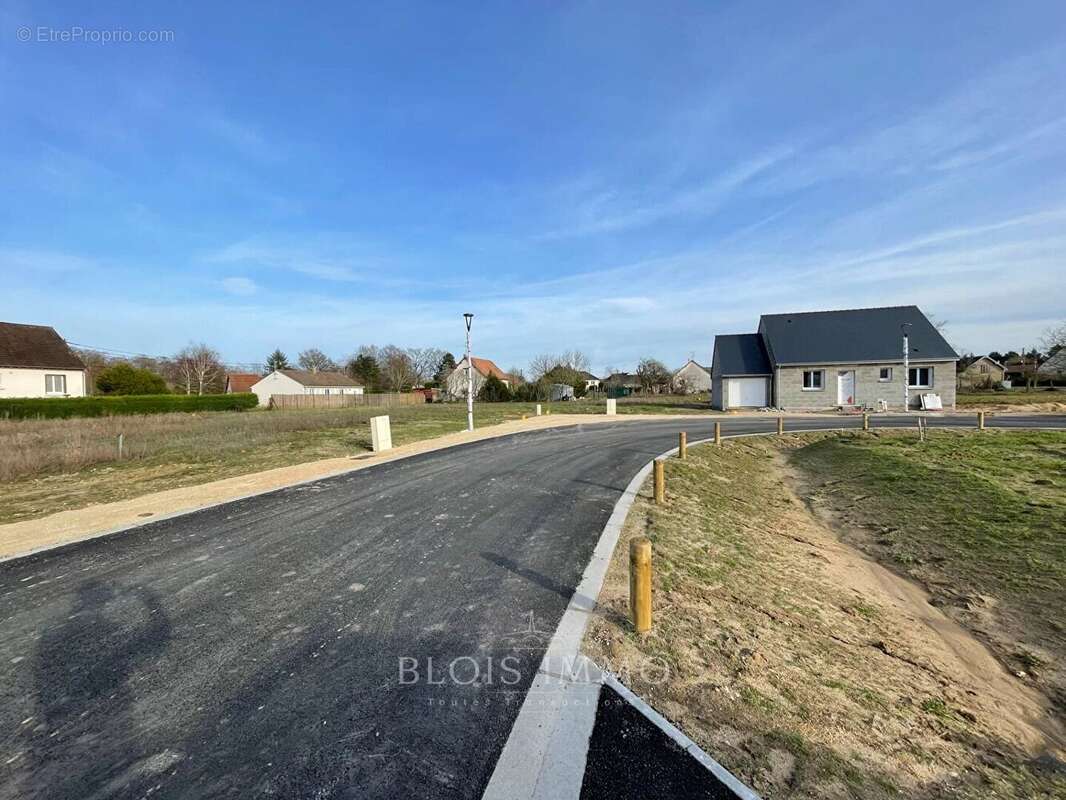 Terrain à MONT-PRES-CHAMBORD