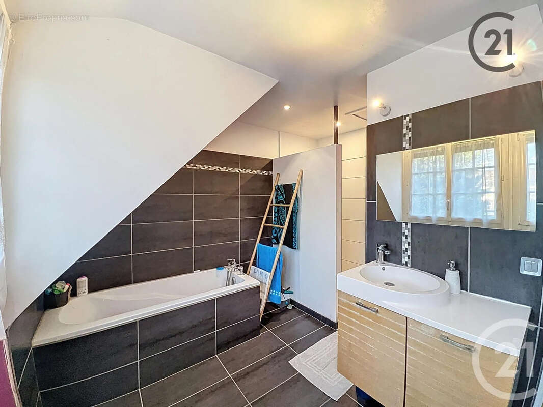 Maison à SAVIGNY-LE-TEMPLE