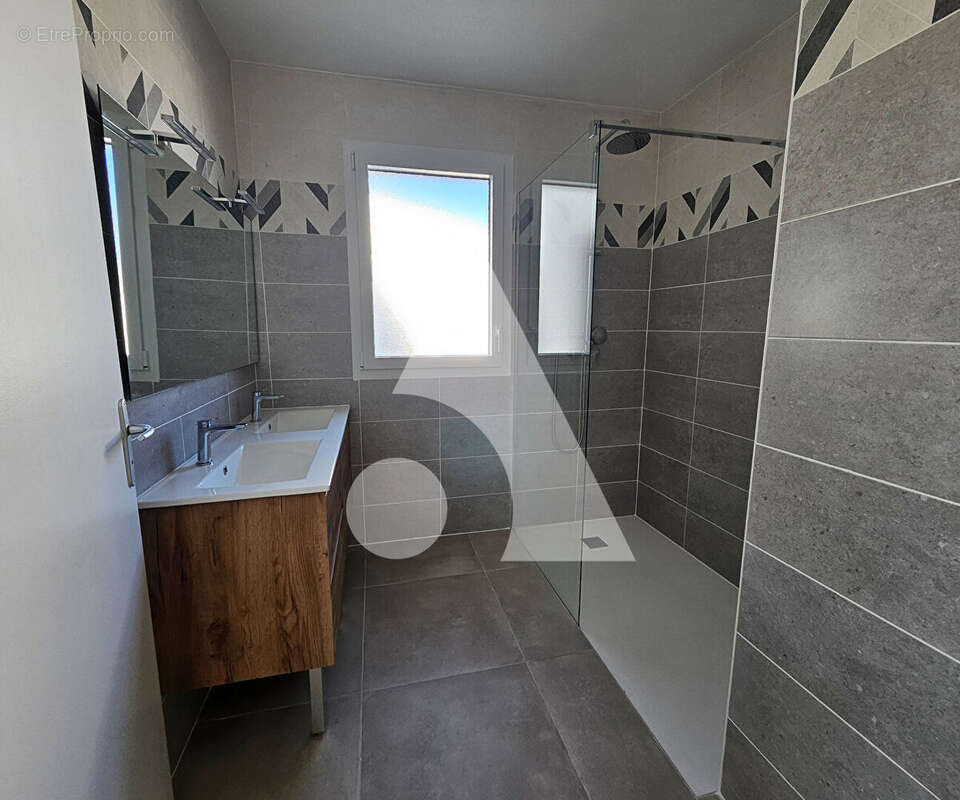 Maison à CHAILLEVETTE