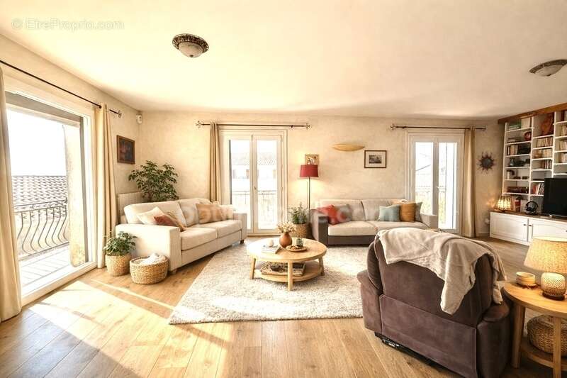 Propriété avec rendement locatif, piscine et garage - photo 5