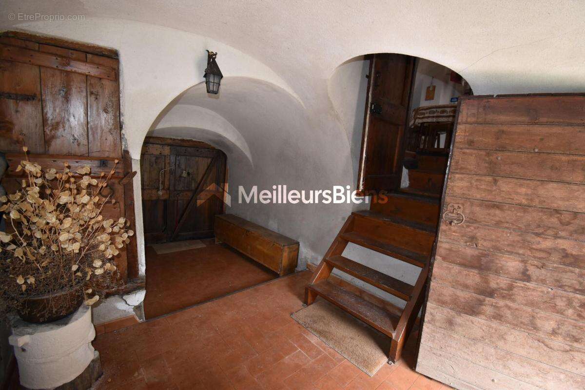 Maison de village, mitoyenne, à Névache, 140 m², 4 chambres, petit jardin, cave voûtée et cheminée - photo 14