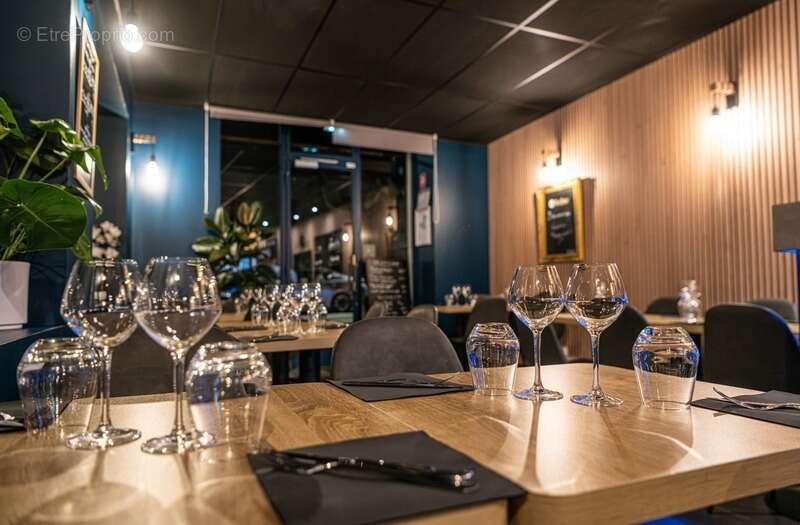 Commerce à LA TERRASSE