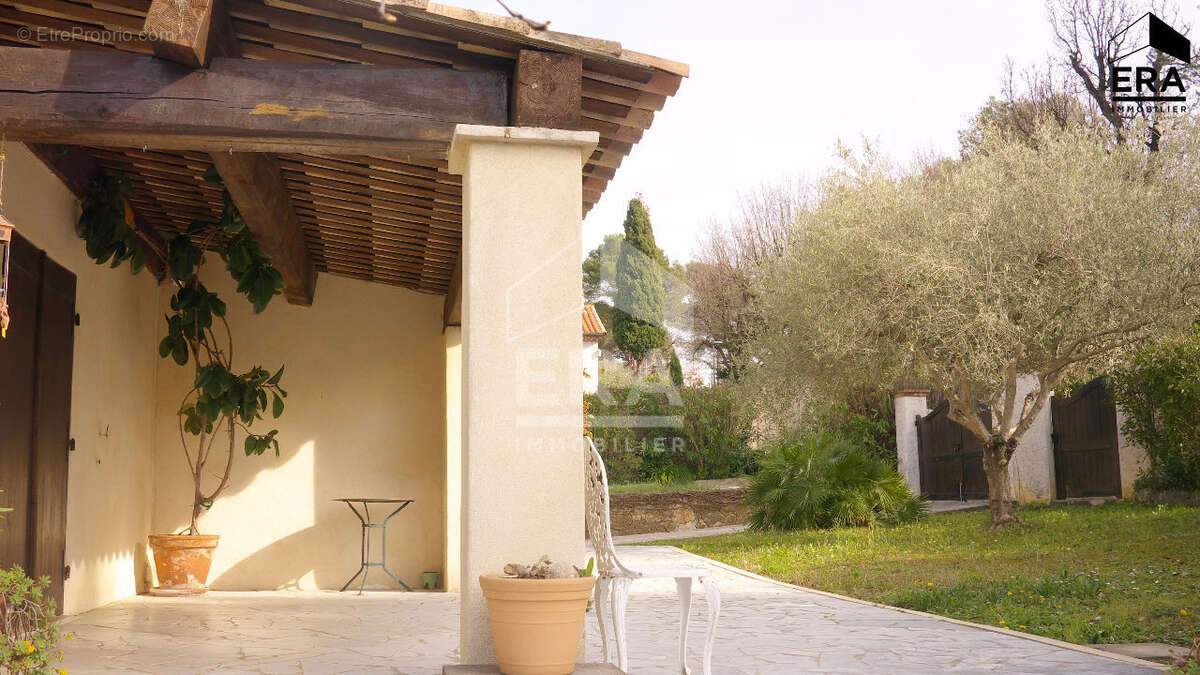 Maison à LA ROQUETTE-SUR-SIAGNE