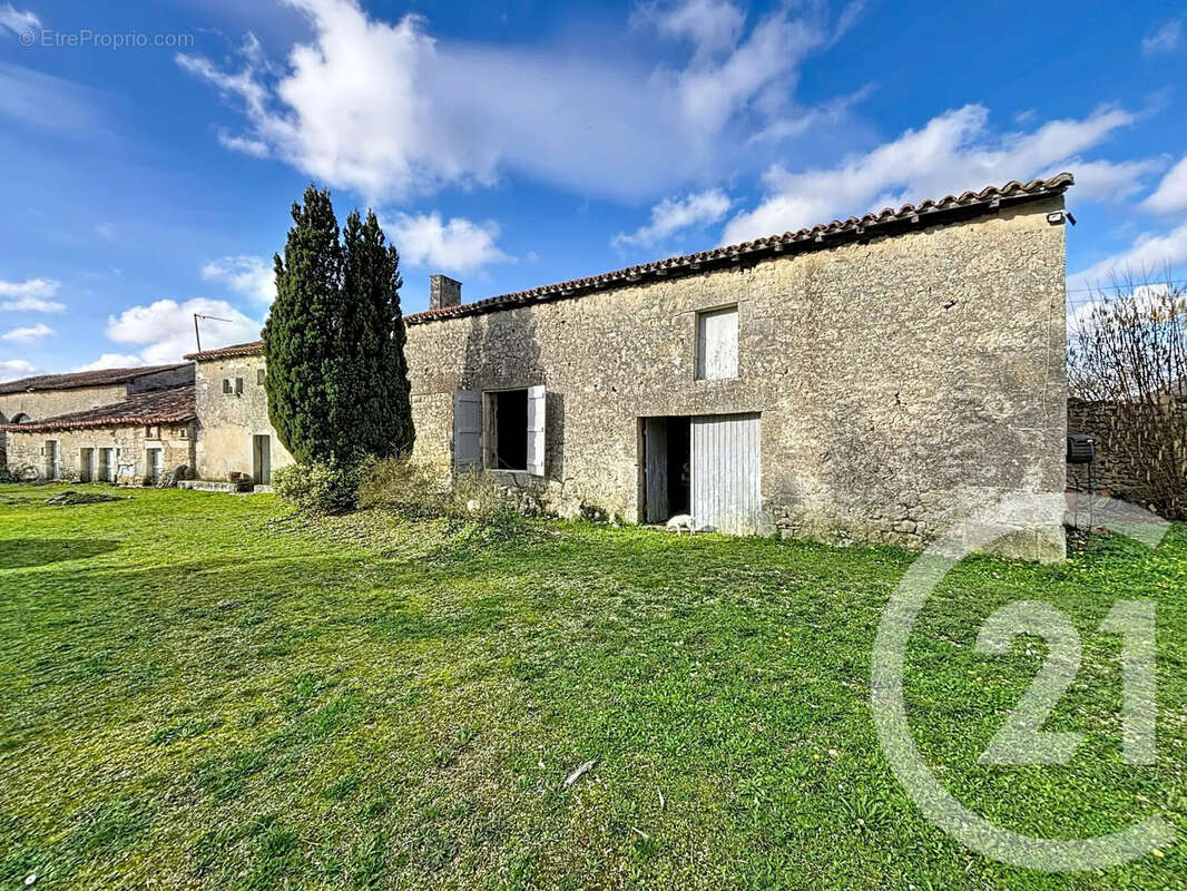Maison 294 m² à Roullet-Saint-Estephe  - photo 3