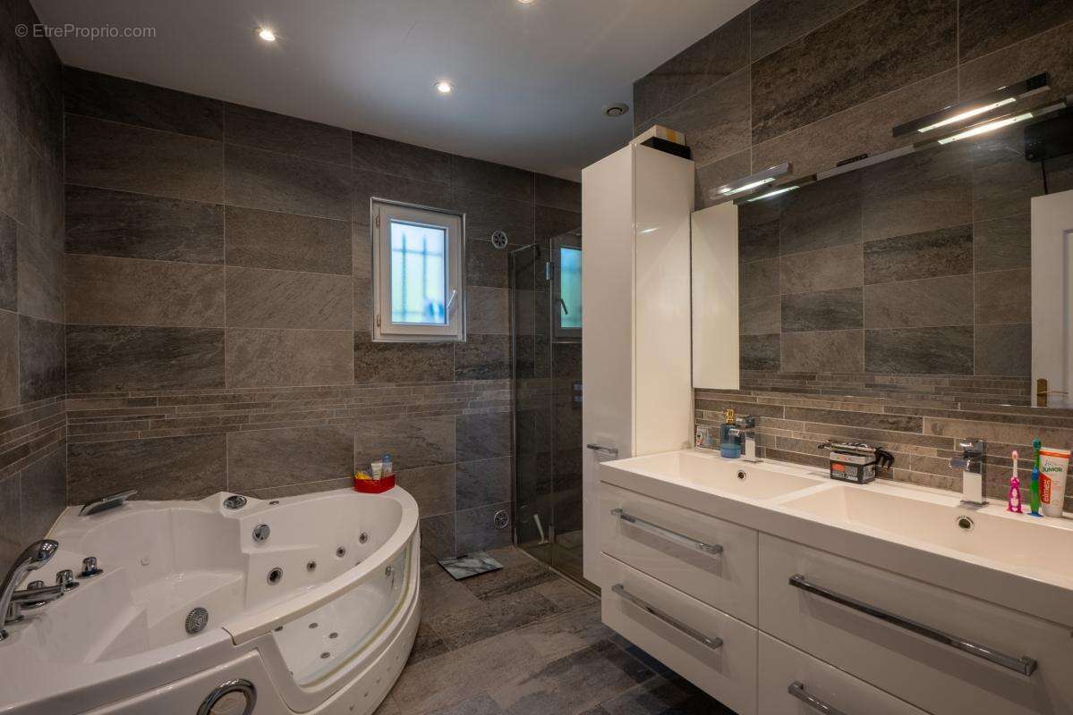 Villa de 210 m² à Fort Potentiel – Nice Ouest (Saint-Antoine de Ginestière) - photo 8
