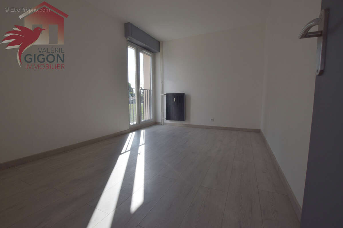 SUPERBE APPARTEMENT F4 lumineux entièrement rénové.... donnant sur balcon avec vue dégagée... - photo 6