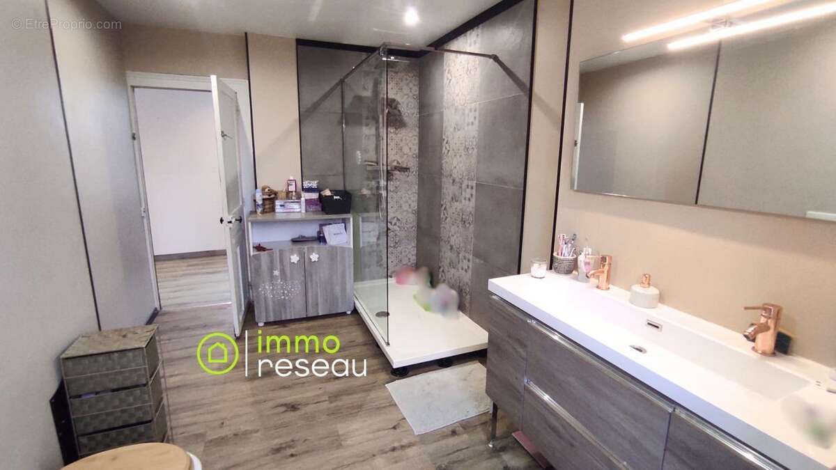 Maison à SAINT-JACQUES-DE-NEHOU