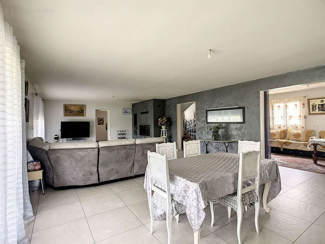 Maison Gensac La Pallue 10 pièces 288 m2 - photo 4