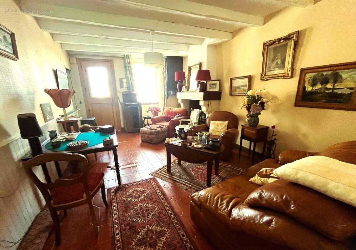 Maison à BORS(CANTON DE MONTMOREAU-SAINT-CYBARD)
