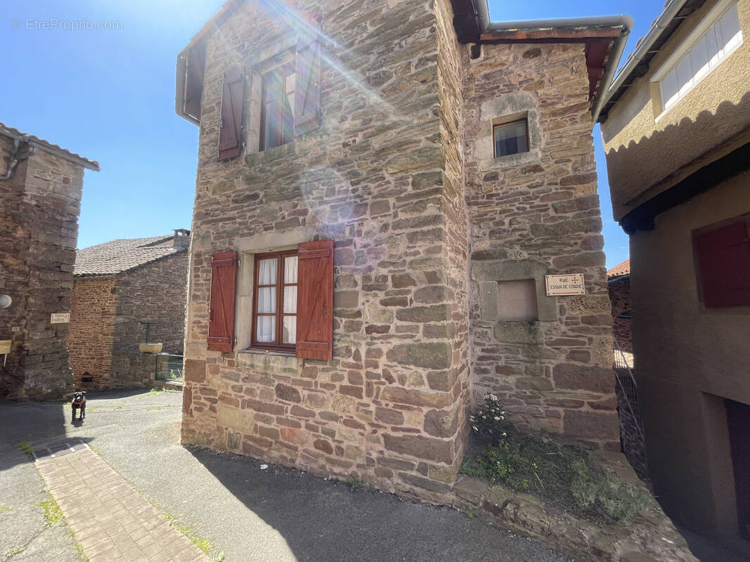 Maison à SAINT-VICTOR-ET-MELVIEU