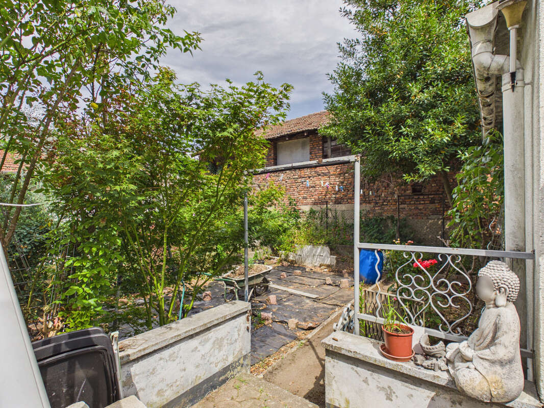 Maison de ville à rafraîchir avec jardin, cave et garage - photo 13