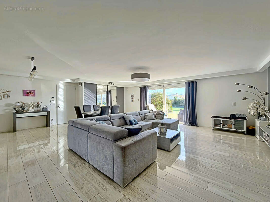 Maison à ROQUEBRUNE-SUR-ARGENS