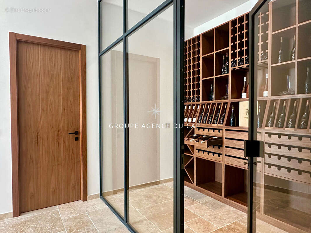 Les issambres villa luxueuse vue mer panoramique 7 chambres avec garage 4  voitures piscine intérieure et extérieure - photo 13