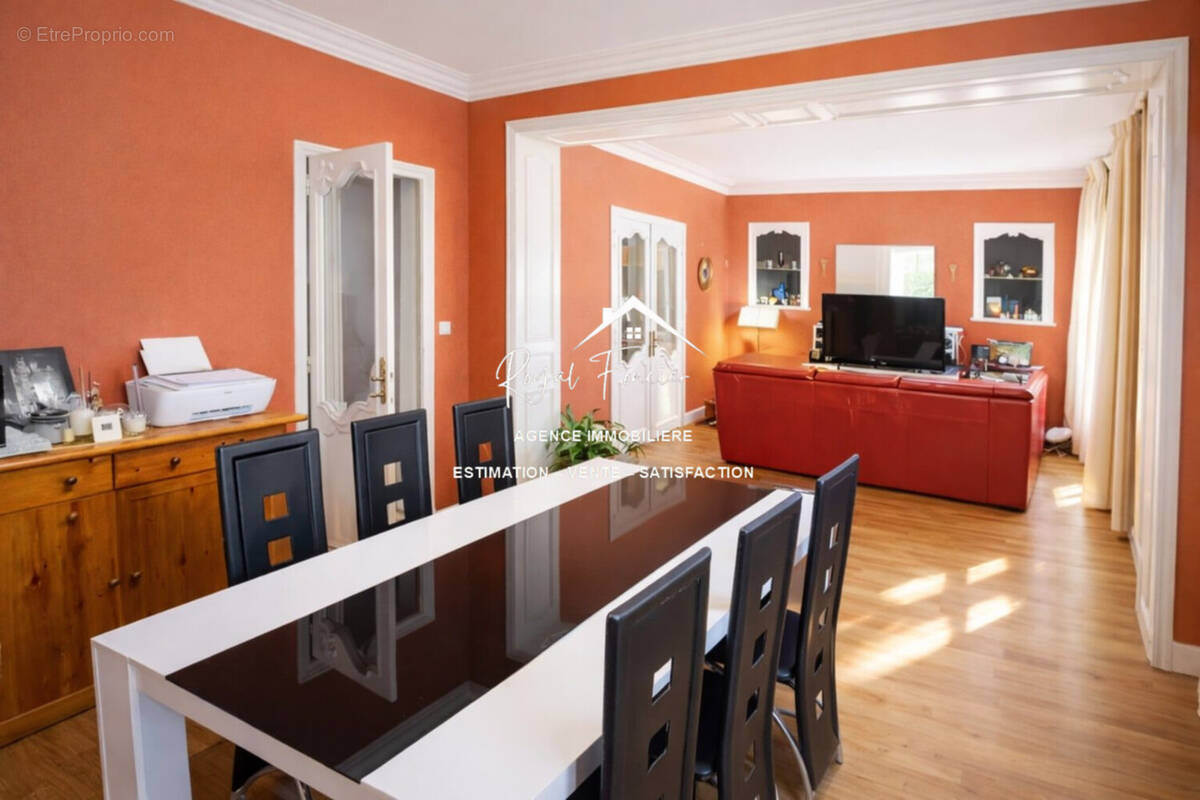 Pièce de vie de 45 M2 très lumineuse  - Maison à DESCARTES