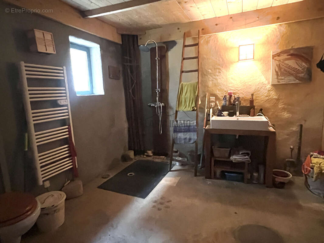 Ancienne remise aménagée type loft à fort potentiel - photo 12