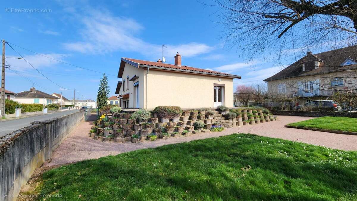 Maison 103 m² à Genelard  - photo 2