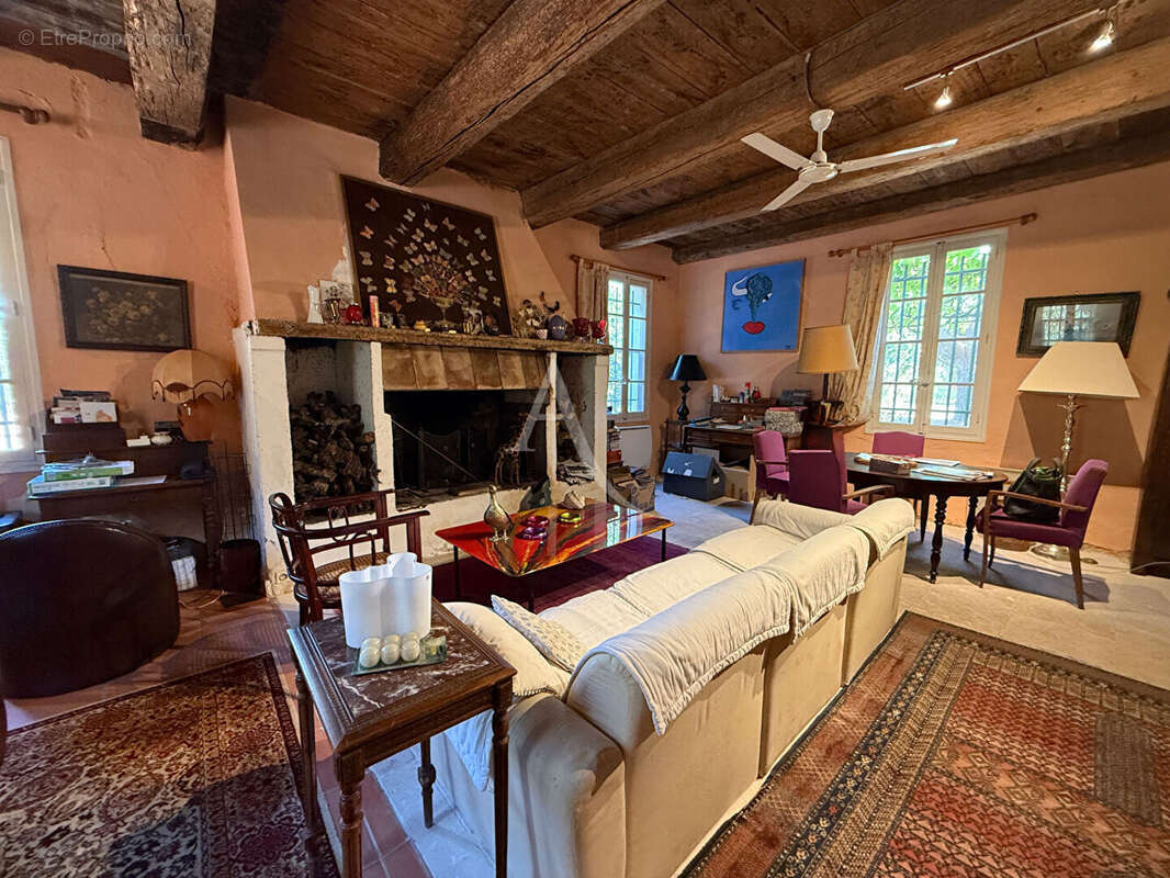 Une propriété d'exception 282m² - 7500m² de terrain - photo 4