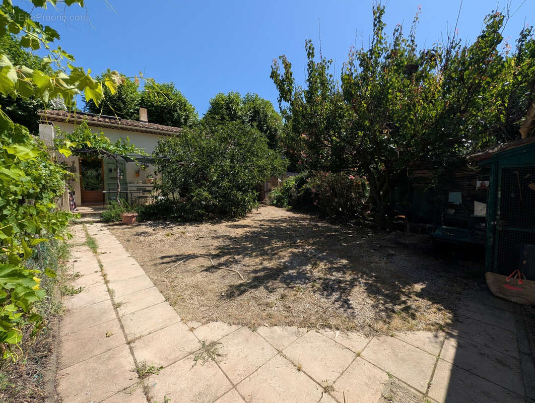 Maison de 90 m2 à Saint-Martin-de-la-Brasque avec garage et jardin - photo 3
