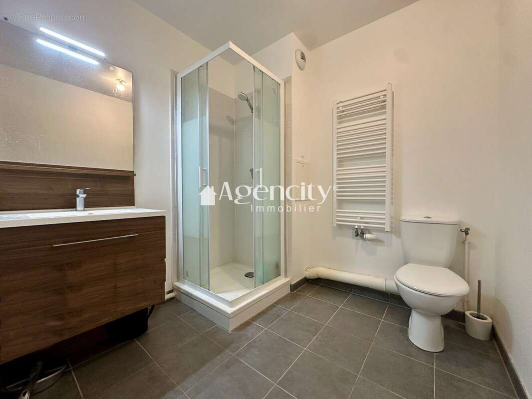 Salle d'eau avec wc - Appartement à TORCY