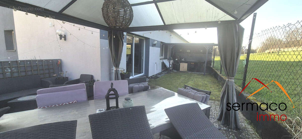 terrasse avec cuisine d'été - Maison à SARREINSMING