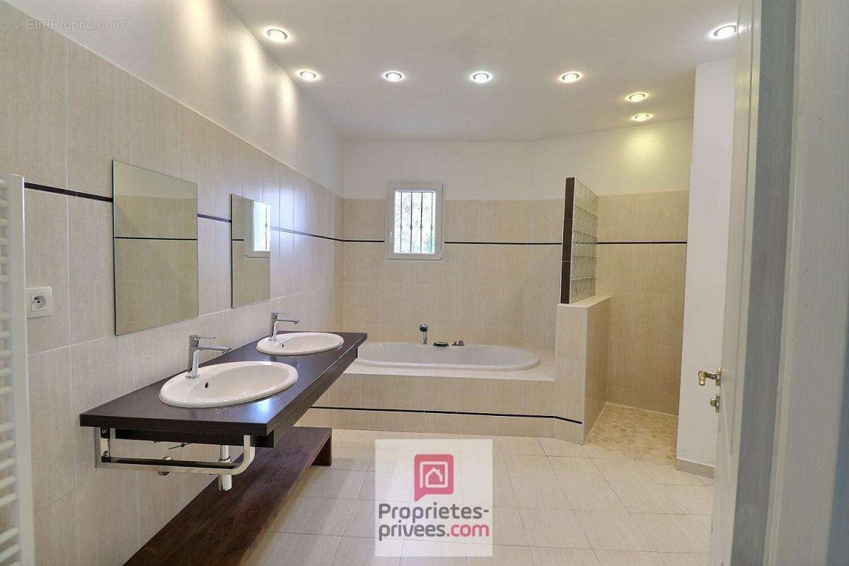 Maison à TONNAY-CHARENTE