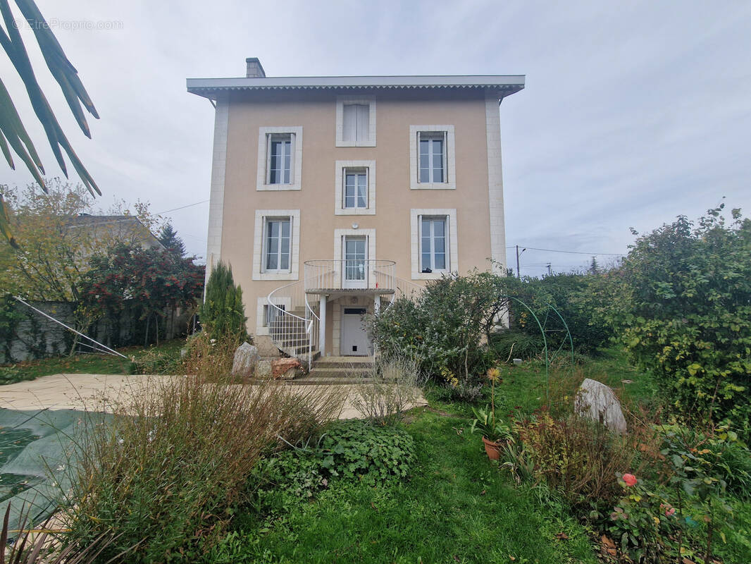 Maison à MONTMOREAU-SAINT-CYBARD