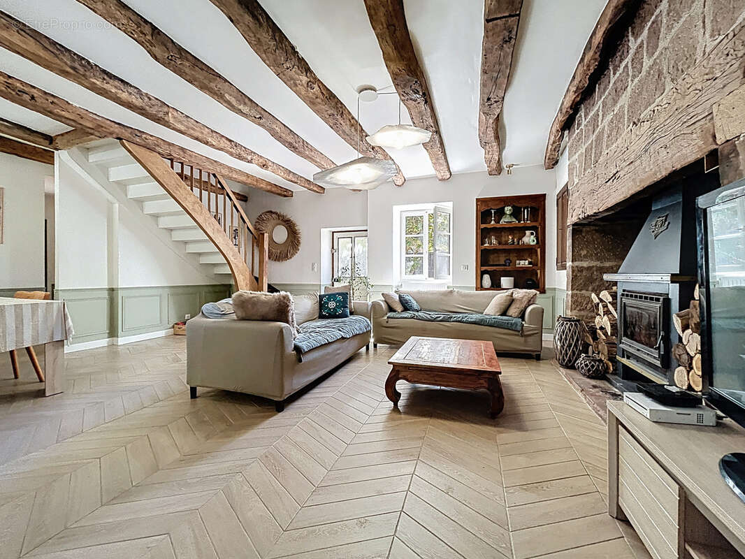 Maison à SAINT-PANTALEON-DE-LARCHE