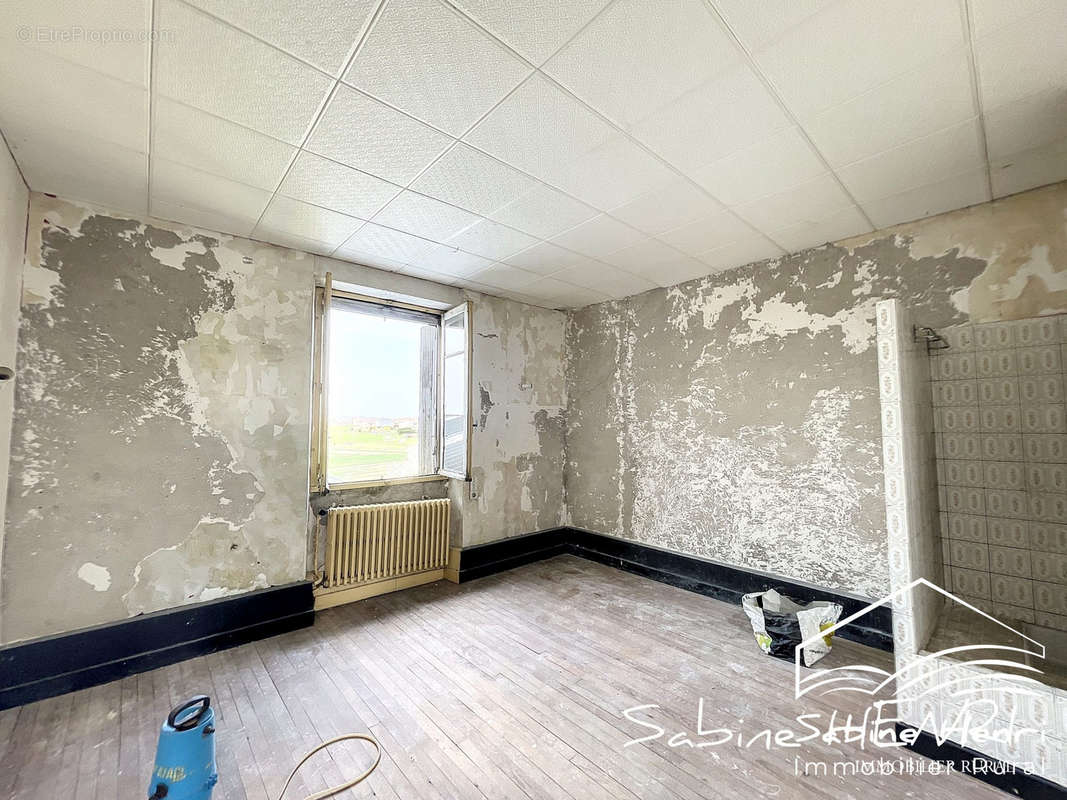 Commerce à MIRANDOL-BOURGNOUNAC