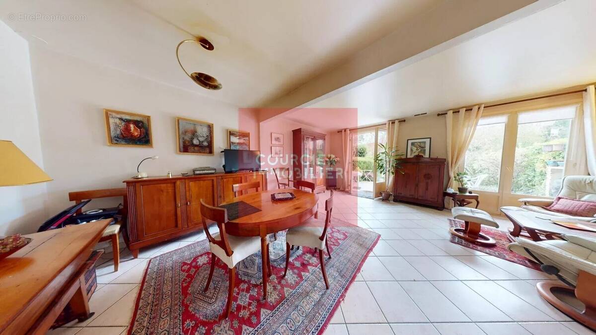 Maison à LE MESNIL-SAINT-DENIS