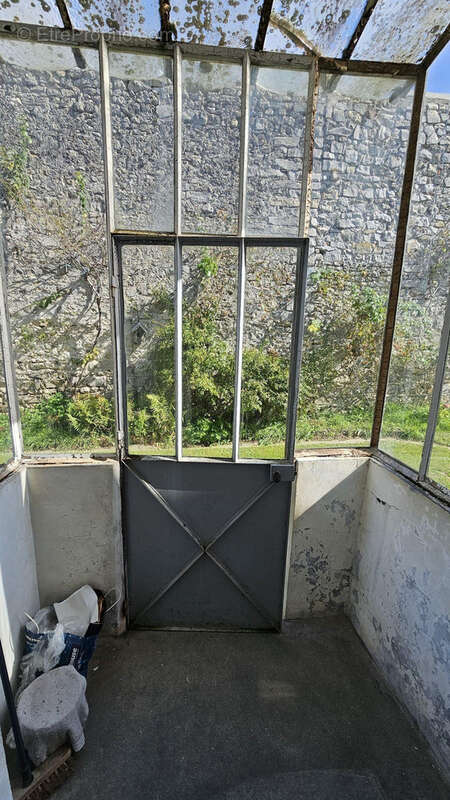 Un SAS d&#039;entrée de 3 m². - Maison à LA FERTE-ALAIS