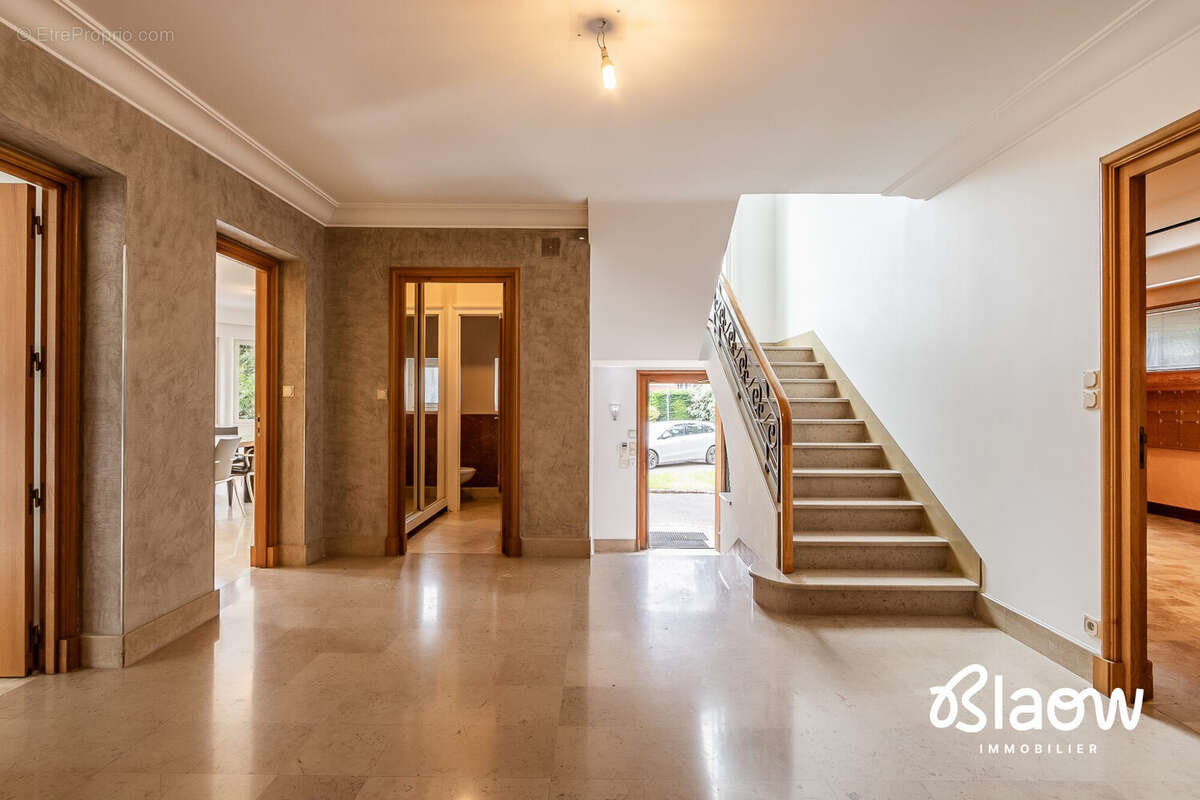 Maison 450 m² à Saint-Etienne  - photo 2