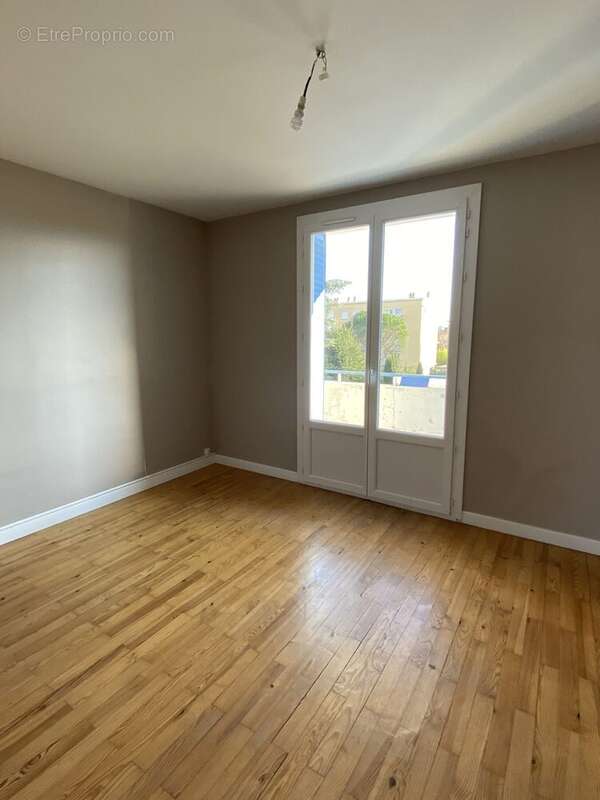 chambre 1 - Appartement à ROMANS-SUR-ISERE