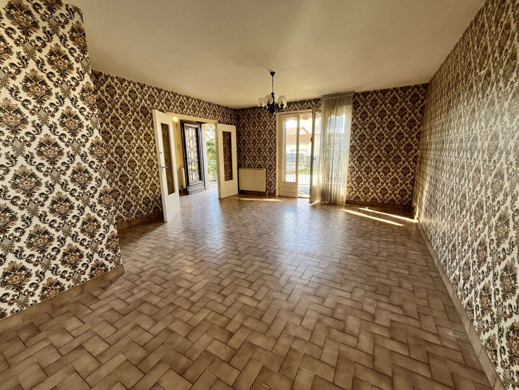 Maison à CHAZELLES-SUR-LYON