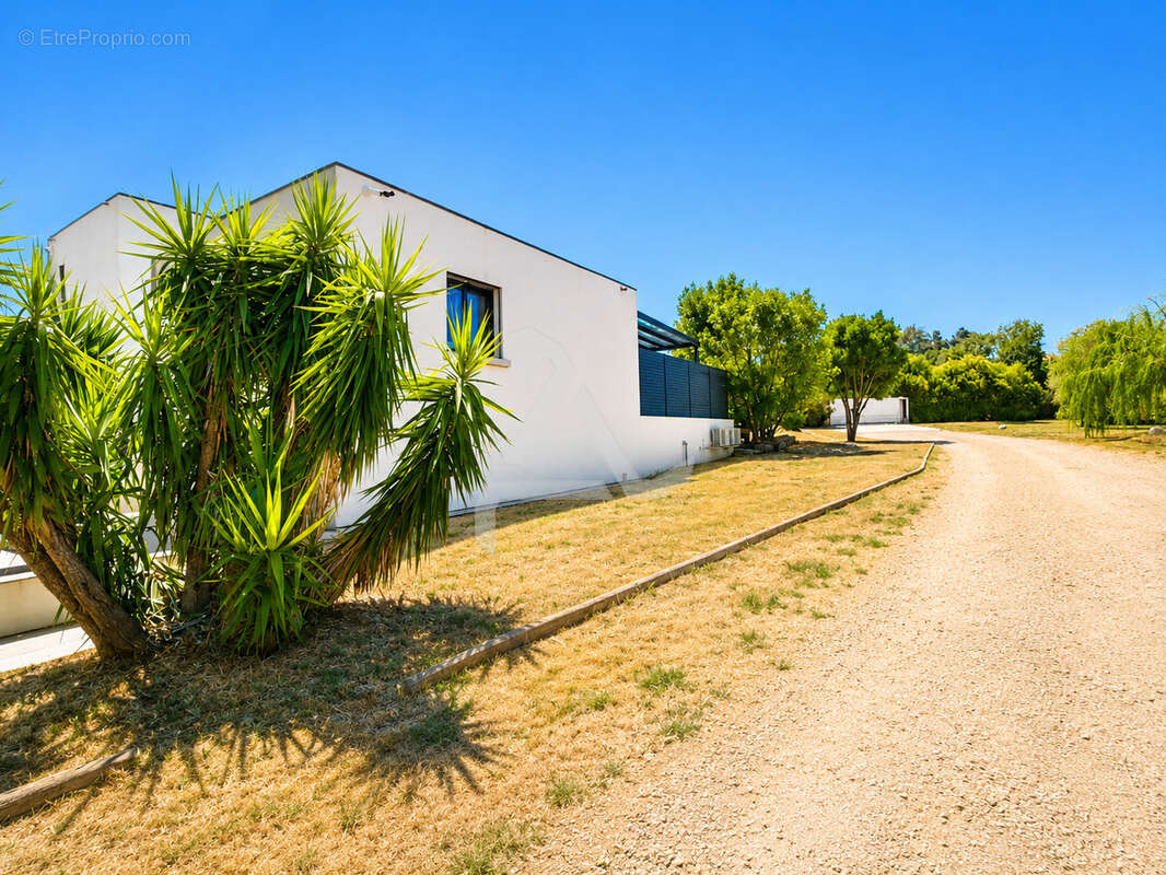 Villa t7 de 211m2 contemporaine avec piscine sous-sol aménagé et chambre indépendante - photo 7
