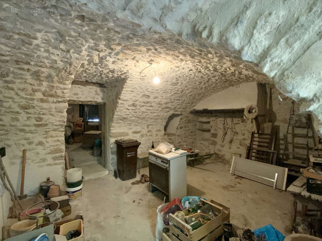 Maison à rénover avec cour, jardin et garage au coeur d'un des plus beaux villages de France. - photo 12