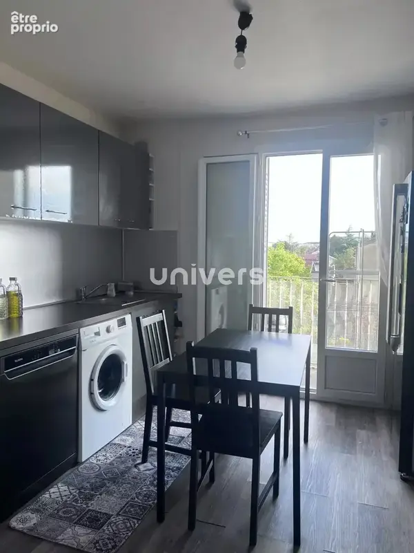 Appartement - T4  avec 2 balcons - GARAGE ET CAVE - photo 3